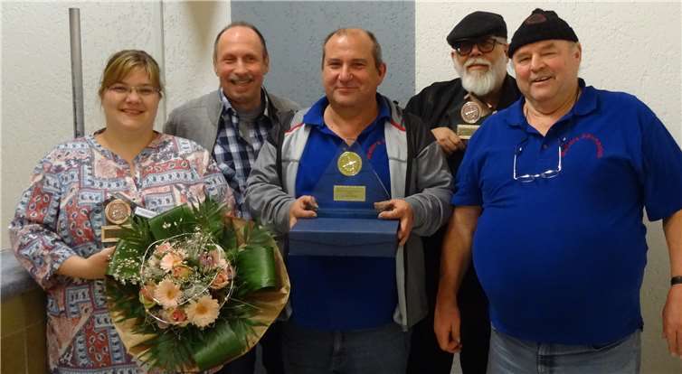 Kellerbarfreunde verpassen Titelverteidigung (v.li.) Lena Kreuser, Harald Bauer, Walter Zimmermann, Herbert Kohl und Werner Ost.Privat