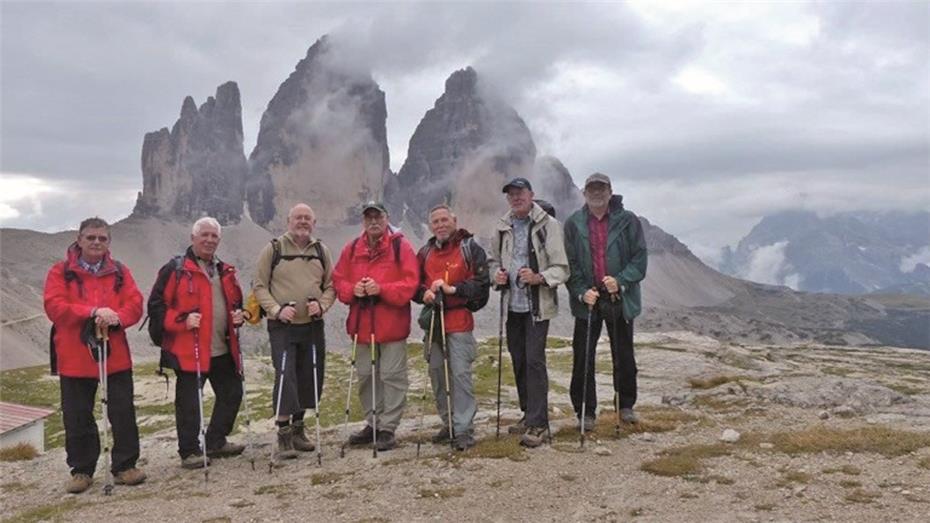 Sieben Wanderer in Südtirol