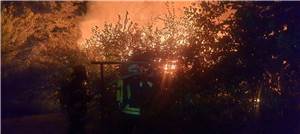 Wohnhaus vor Brand geschützt, Gartenhütten zerstört