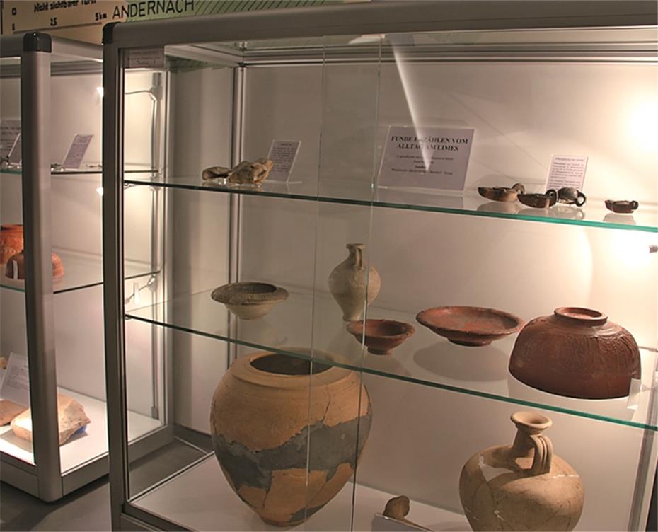 Zwei neue Ausstellungsvitrinen mit römischen Originalfunden