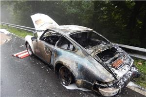 Porsche geht in Flammen auf