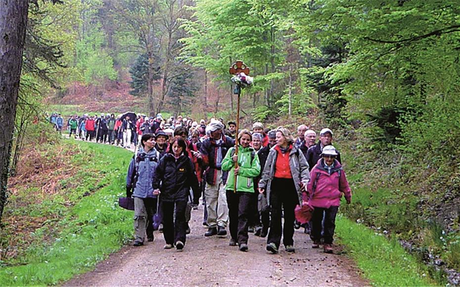 Große Pilgerschar war
drei Tage zu Fuß unterwegs nach Trier