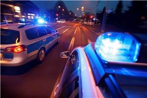 Großsiedlung Neuendorf: Vier beschädigte Polizeiautos nach gezieltem Beschuss mit Pyrotechnik 