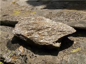 Windhagen: PKW stößt mit großem Stein zusammen