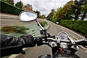 Schwer verletzt: Motorradfahrer rutscht frontal in Gegenverkehr