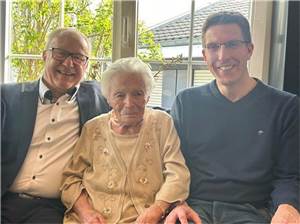 Ur-Nickenicherin
feiert 100. Geburtstag