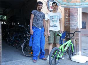 Flüchtlinge flicken ihre Räder selbst