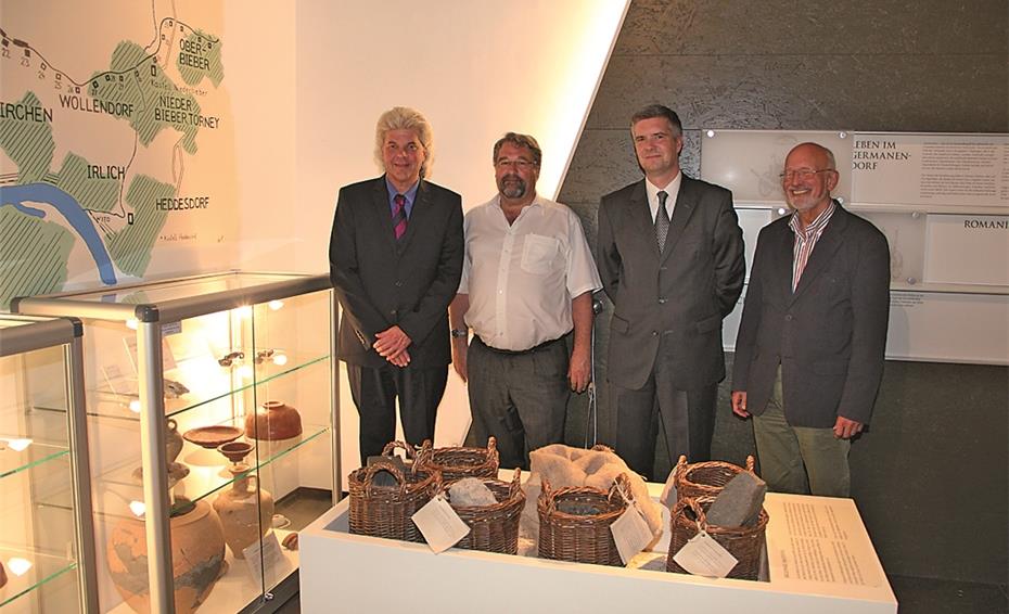 Zwei neue Ausstellungsvitrinen mit römischen Originalfunden