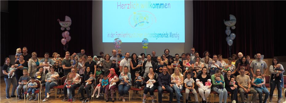 Bürgermeister Jörg Lempertz
durfte 49 neue Erdenbürger begrüßen