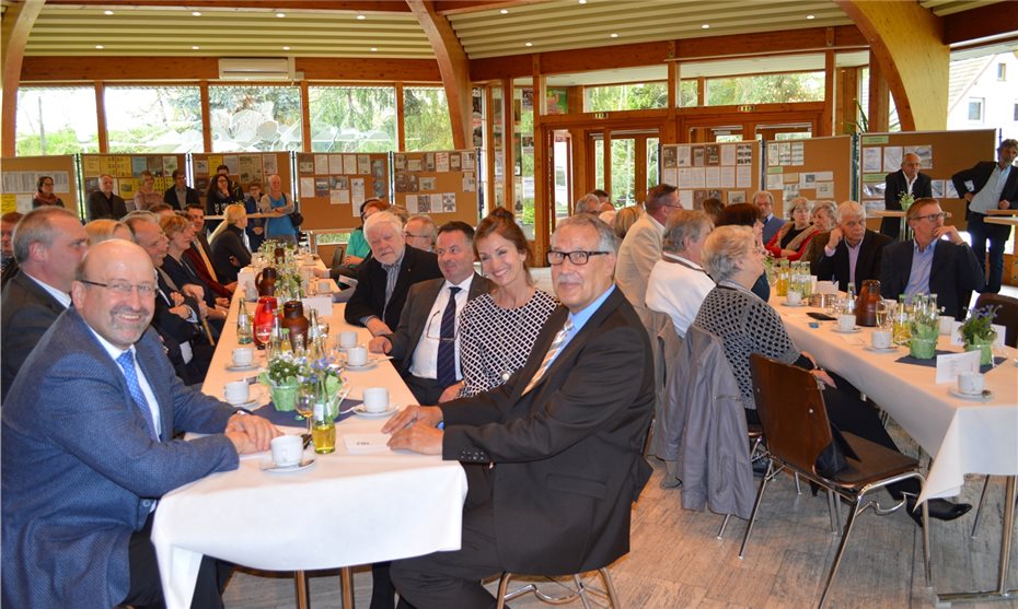 Bürgermeister Herbert Georgi
und Friedhelm Münch gratulierten