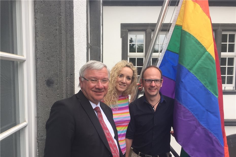 Regenbogenfahne am IDAHOT auch in Koblenz gehisst 