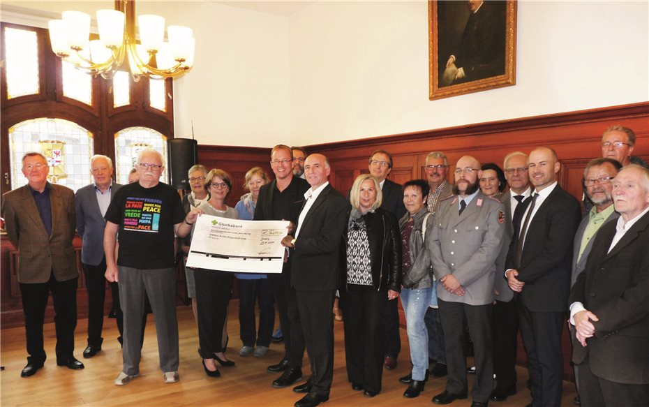 Bürgermeister Lempertz
überreichte einen symbolischen Scheck