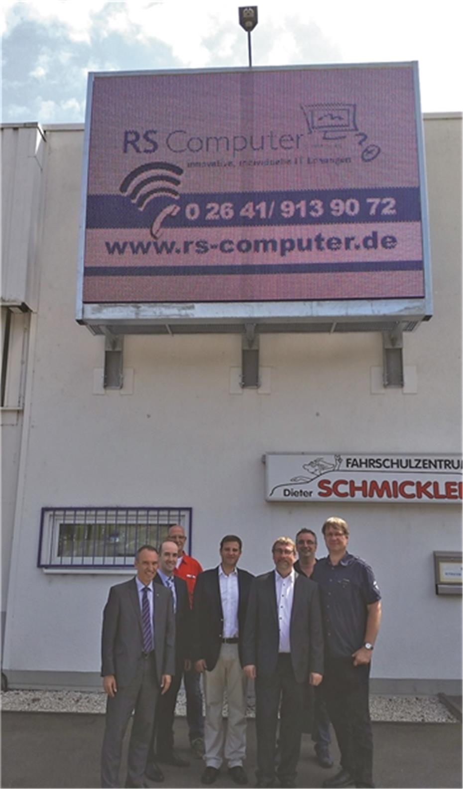 Erste Outdoor Videowall in
der Kölner Straße errichtet