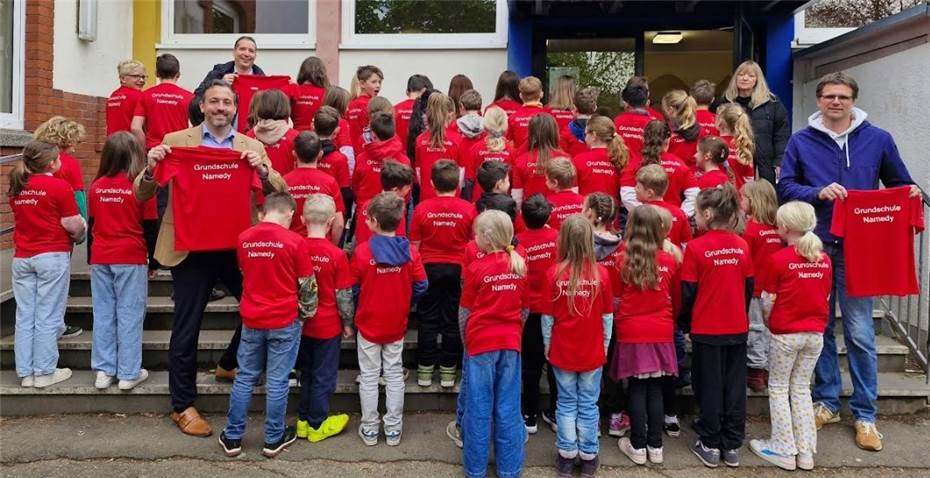 Förderverein stattet Grundschule
mit neuen Lauf-Trikots aus