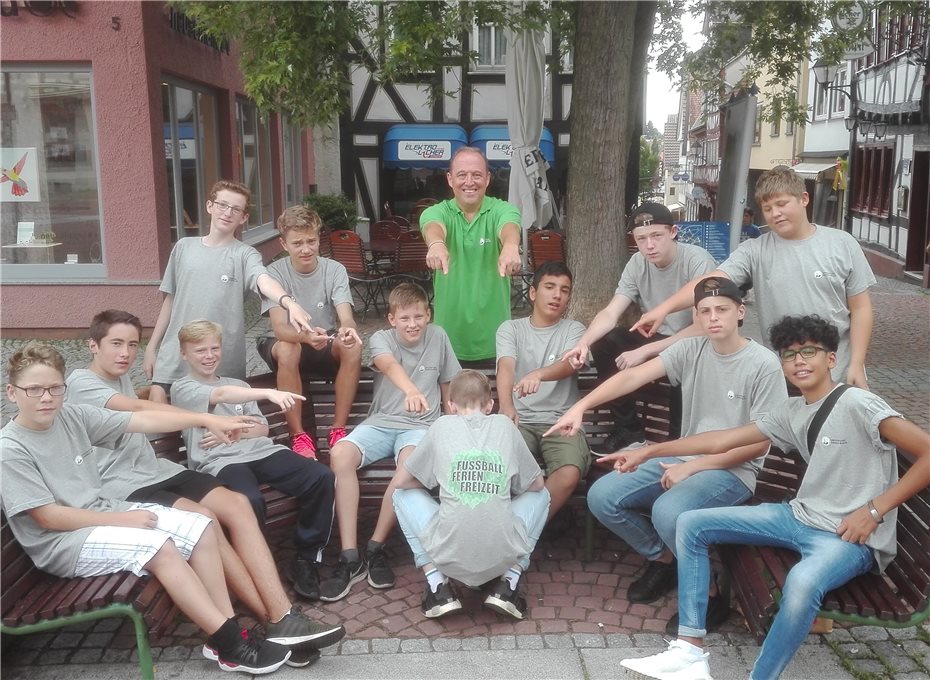 Mit 12 Jugendspielern
in der DFB- Sportschule Grünberg