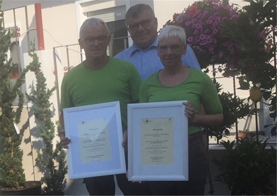 Bürgermeister Mahlert
gratuliert Gärtnerei Becker