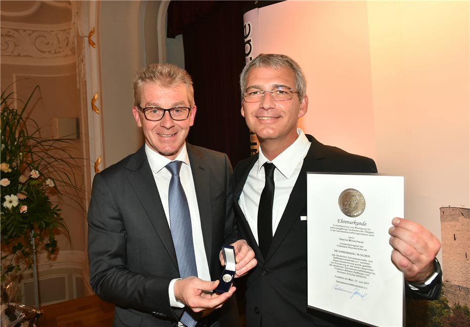 Sascha Monschauer erhält
die silberne Ehrennadel des DGRV