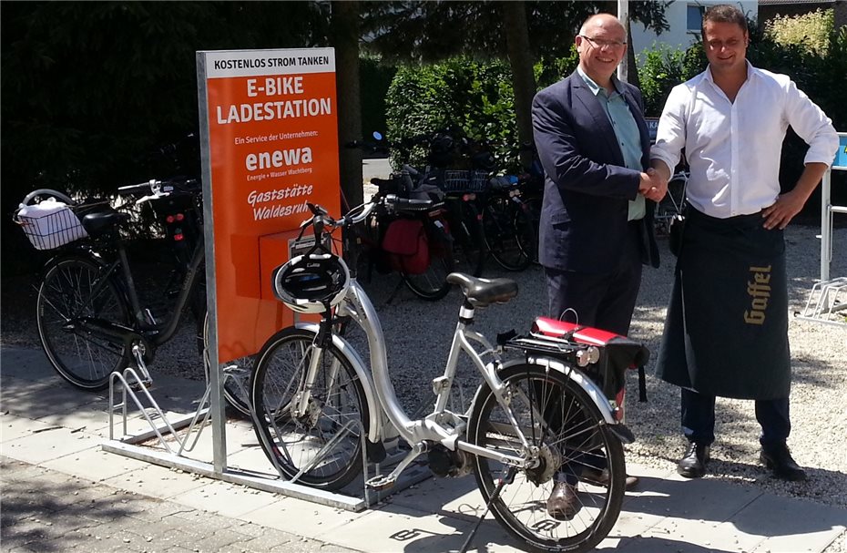 enewa nimmt die erste
E-Bike-Ladestation in Betrieb