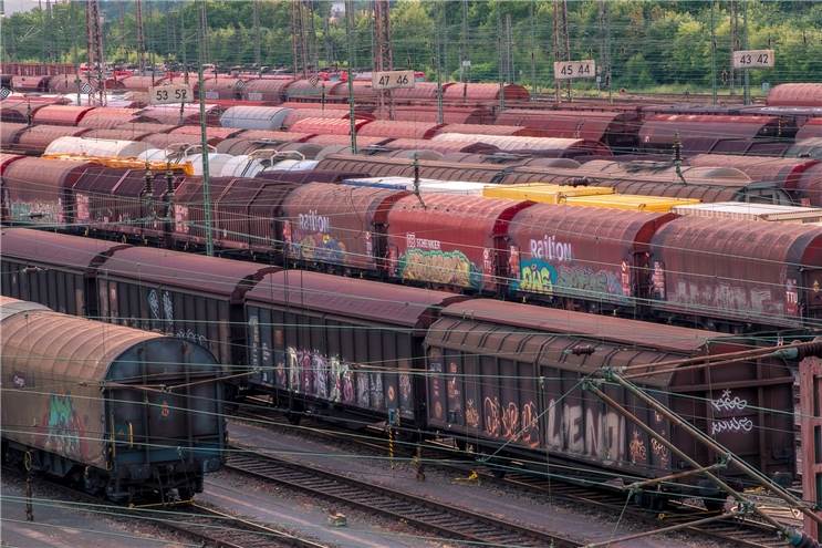 Lebensgefährlicher Leichtsinn: Mann reiste auf fahrendem Güterzug 