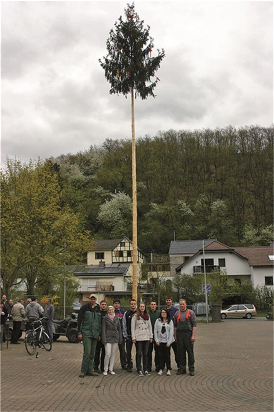 Gönnersdorfer Junggesellen stellen Maibaum auf dem Dorfplatz