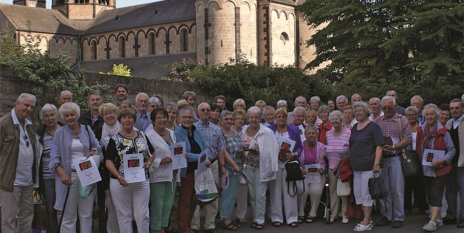 Teilnehmer besichtigen
gemeinsam das Kloster Maria Laach