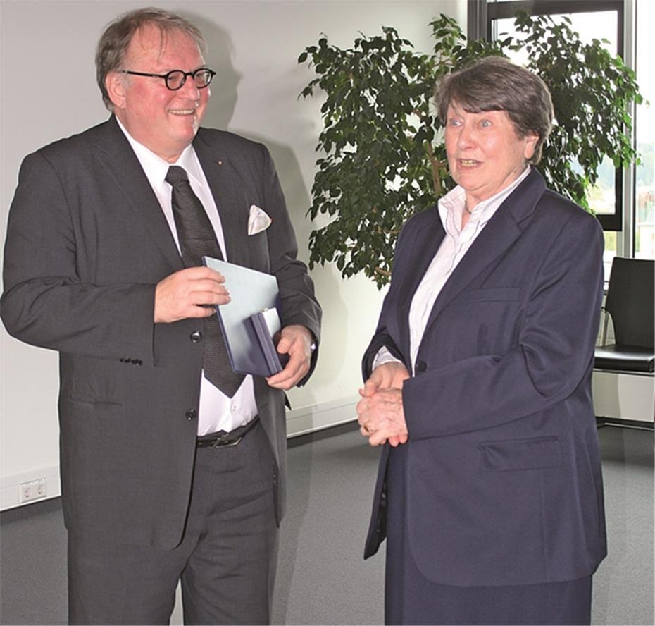 Annemarie Müller-Feldmann
erhält Bundesverdienstkreuz