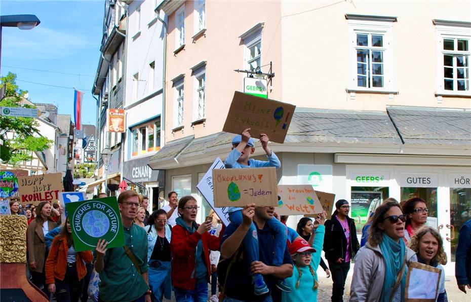 Vom Rentner bis zum Kleinkind: Auf gemeinsamem Marsch für den Klimaschutz