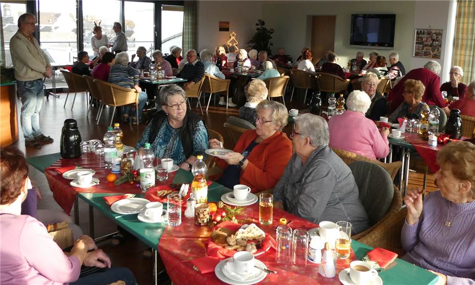 Viele Gäste beim Advents-
kaffee in der Seniorenresidenz