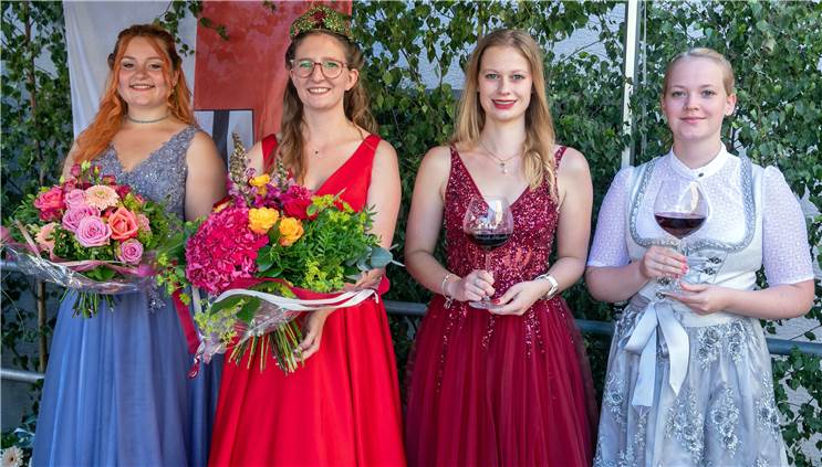 Königin Lara Baggeler und Prinzessin Jana Ludwig wollen Ort wieder nach vorne bringen