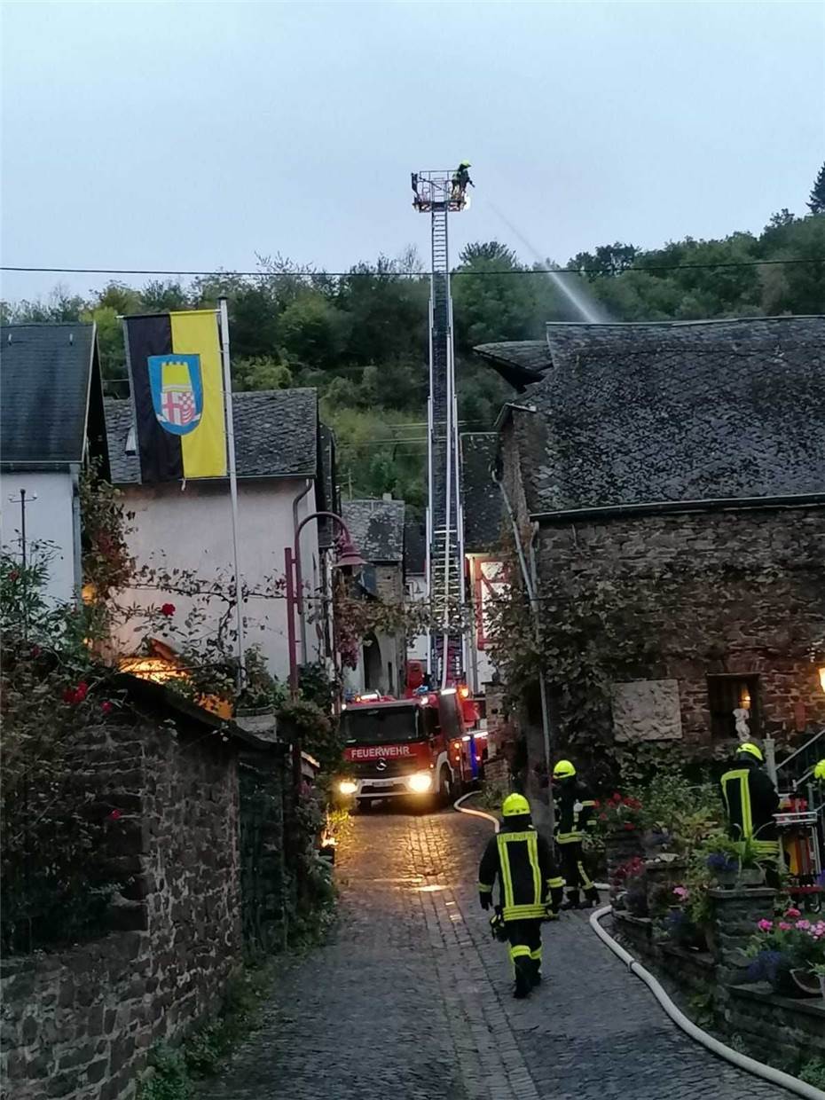 Brand in Burgen:
200 Einsatzkräfte waren beteiligt