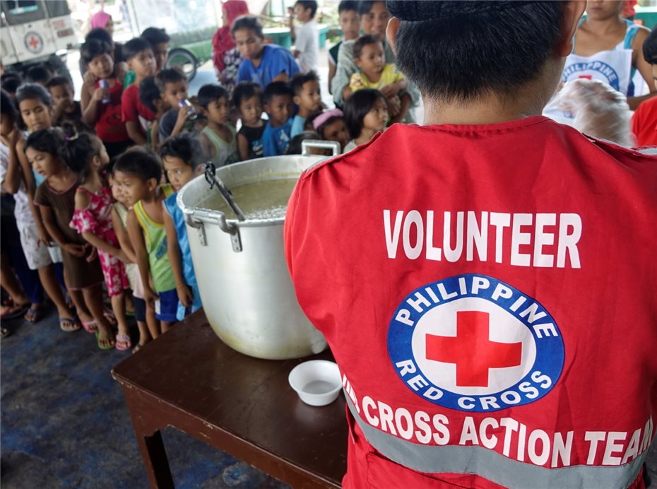 Erstes Versorgungsschiff
des Roten Kreuzes erreicht Sulawesi