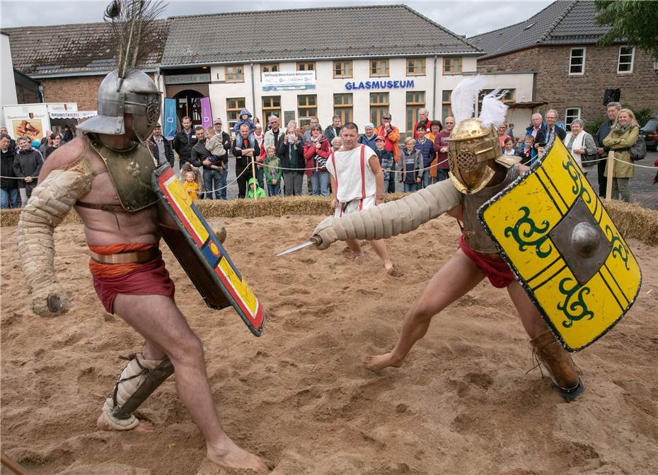 Bei grandiosen Gladiatorenwettkämpfen
flogen die Fetzen und klirrten die Schwerter