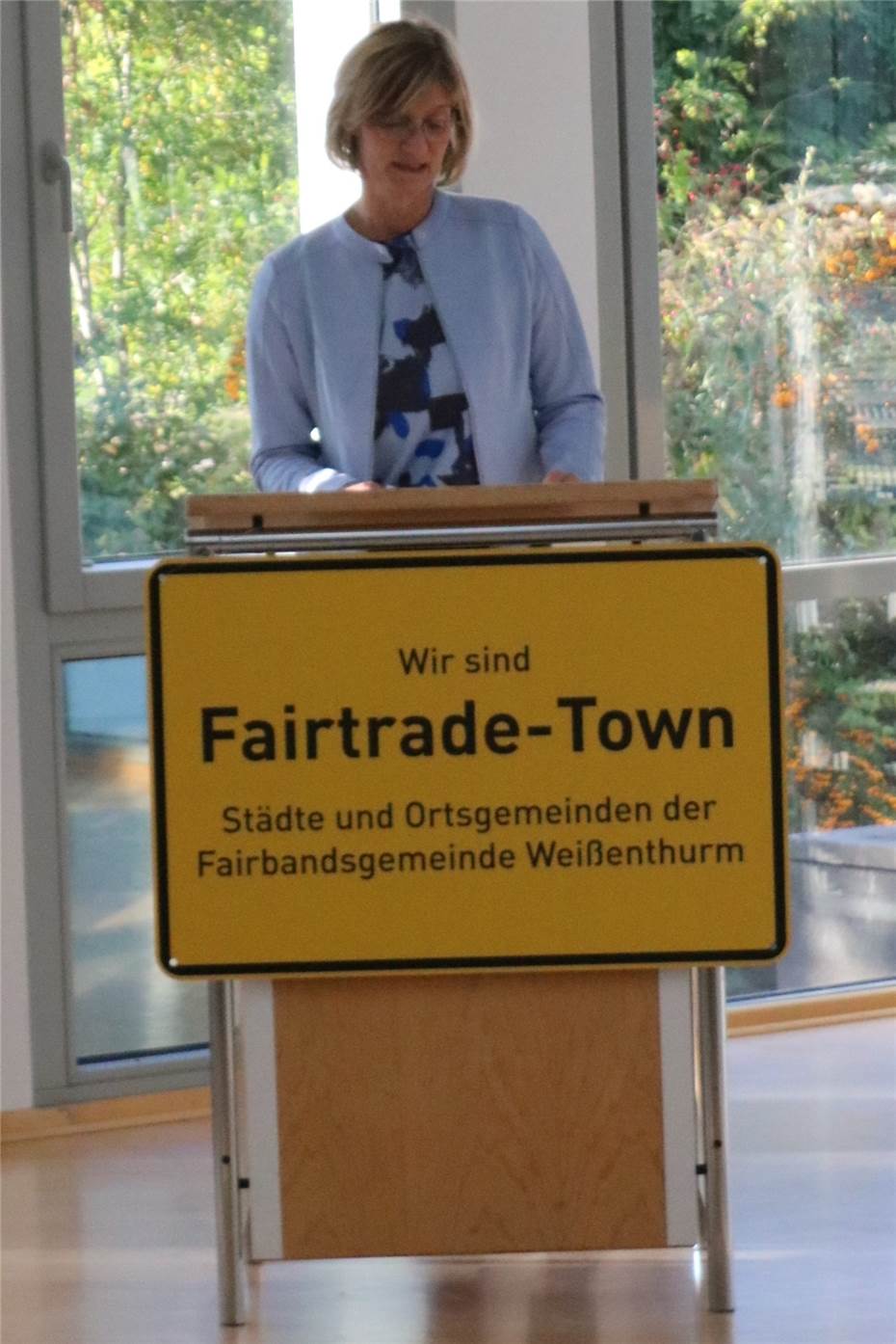 Ehrenbotschafter Manfred Holz
überreicht die Zertifizierungsurkunde