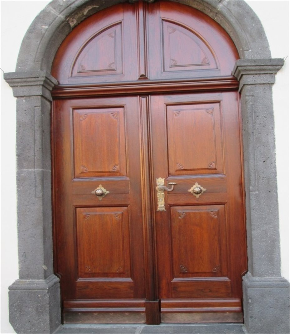 Die Kirchentür der
St. Nikolauskirche ist wie „neu“