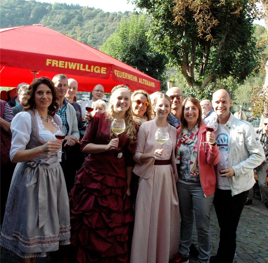 Der Weinort Altenahr lädt an
fünf Wochenenden zum Weinfest ein