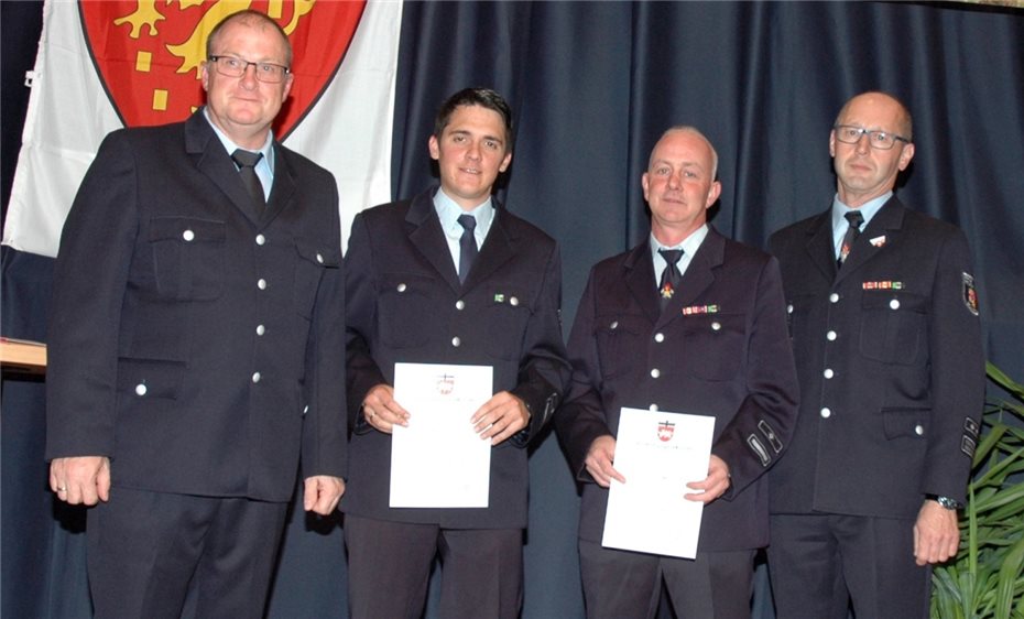 Elf Feuerwehrmänner erhielten
das Silbernen Feuerwehr-Ehrenzeichen