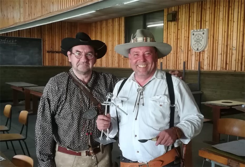 Cowboys & Indianer trafen sich im Saloon