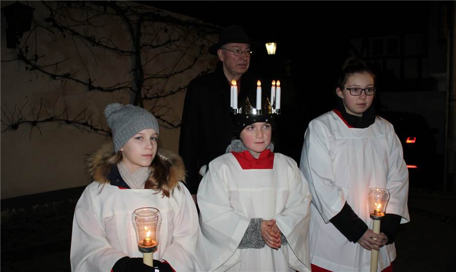 Der Ort und die Kapelle St. Josef
erstrahlten im hellen Kerzenlicht