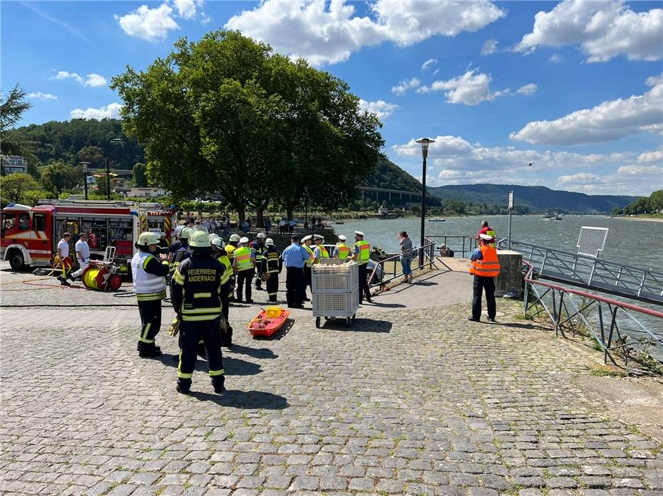 Andernach: Großübung von Feuerwehr, DLRG und DRK am Rhein