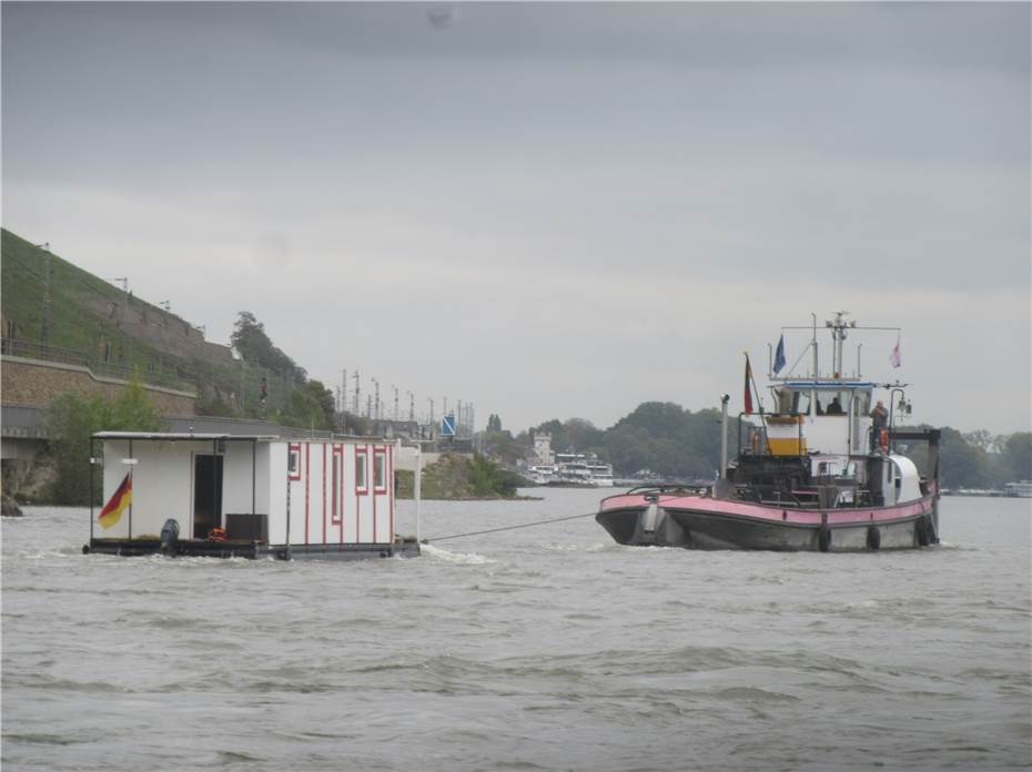 Hausboot fuhr sich auf Rhein fest