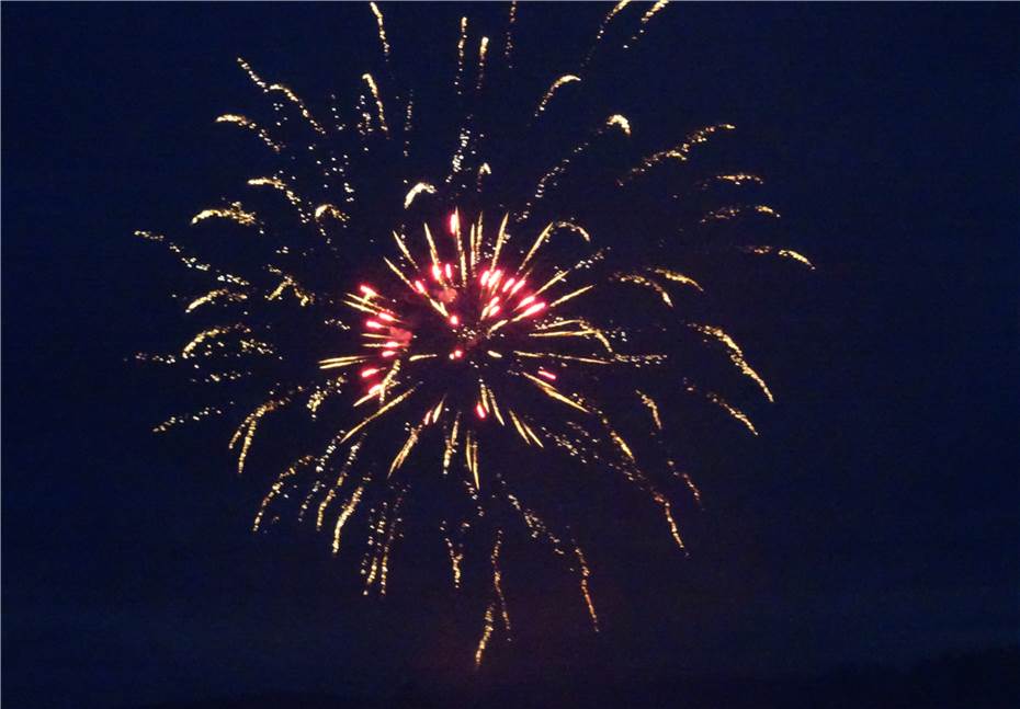 Gigantisches Feuerwerk
erleuchtete den Waldsee in Maroth