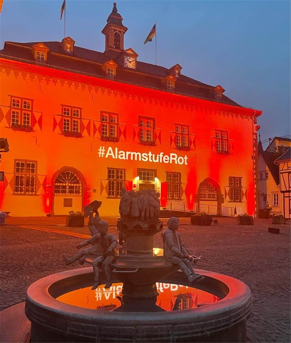 Schloss Arenfels und das
Linzer Rathaus glühten in warnendem Rot