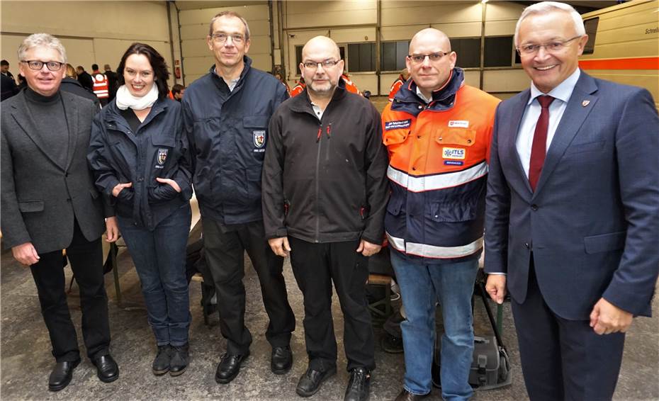 Landrat Achim Hallerbach übergibt zwei 180.000 Euro teure Gerätewagen