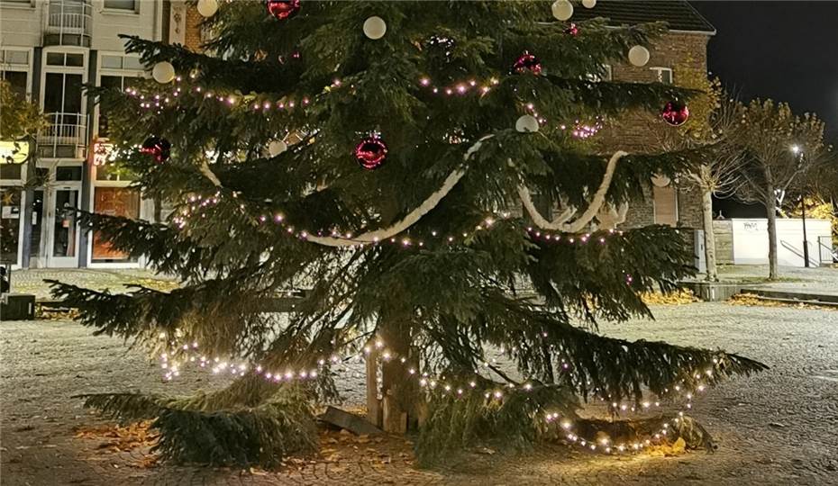 Sinzig: Weihnachtsbaum auf dem
Kirchplatz wird fast täglich beschädigt