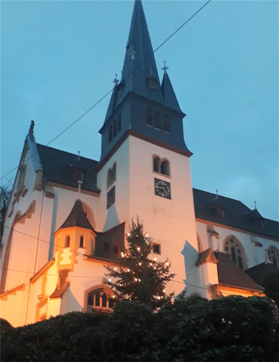 Beleuchteter Tannenbaum steht wieder vor der Kirche