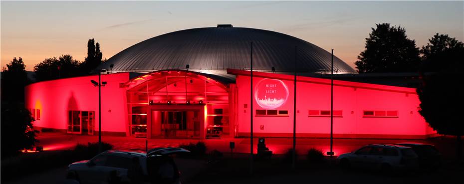 Gebäude bei „Night of Light 2020“
in rotem Licht erstrahlt