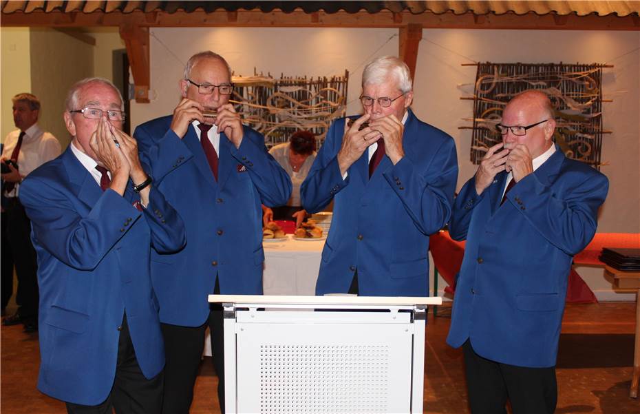 Werner Dresen für 65 und Norbert Henseler für 50 Jahre Sängerzeit geehrt