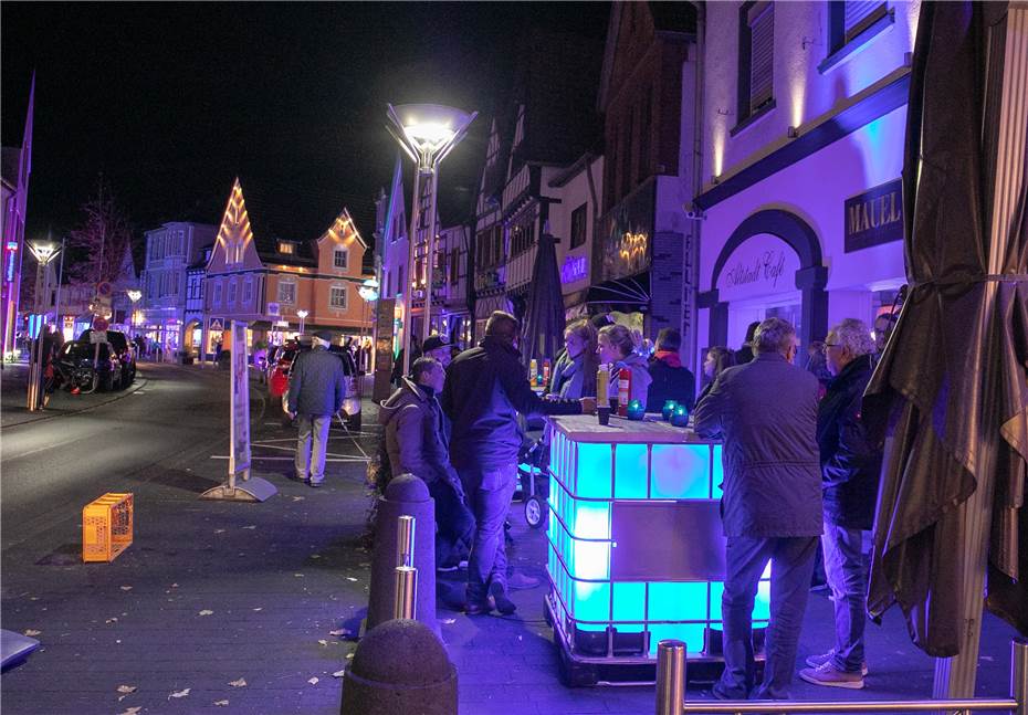 „Blue Night“ lockte mit atmosphärischem Licht in die Rheinbacher Innenstadt