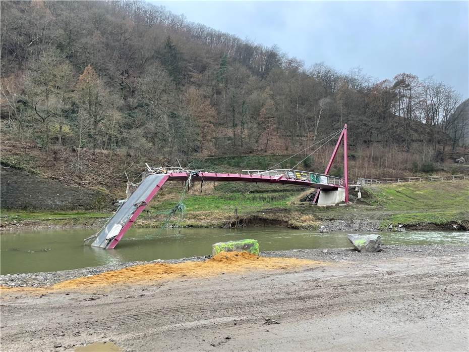 Ahrtal: Rückbau der Radwegebrücke zwischen Reimerzhoven und Laach
