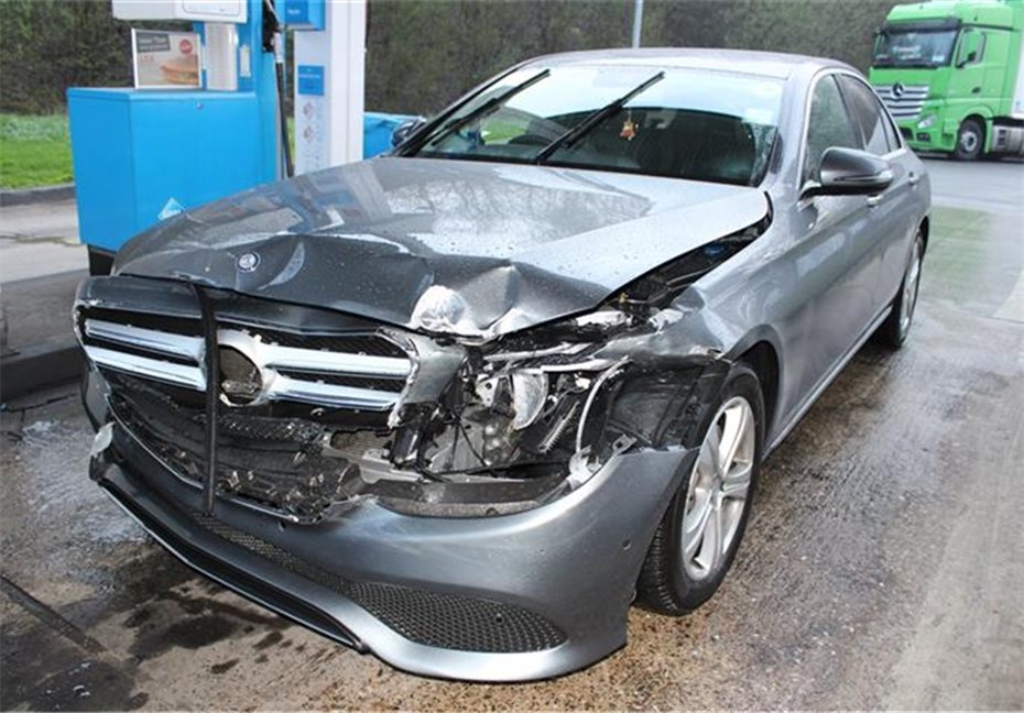 Fahndung nach Unfallfahrer: Demoliertes Auto gestoppt